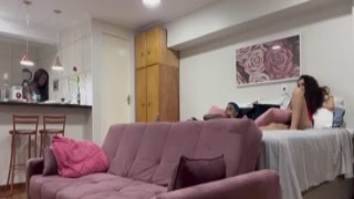 my novinha brought her friend fernanda chocolate at home, and I ate it while she wasn't looking